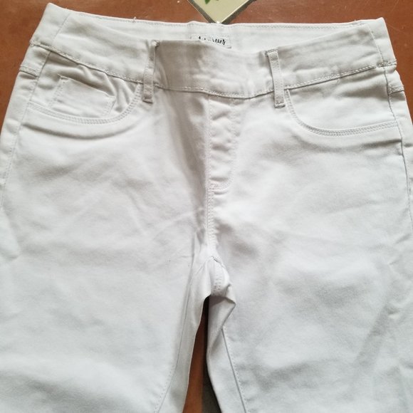 SUKO Mid Rise Pull On Stretch White Denim Capris - Picture 9 of 10